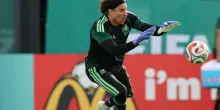 Ochoa titolare? Il Messico pensa al portiere dei record, chi &egrave; l'uomo che appare solo ai Mondiali (e ha lo stesso primato di Messi e CR7)