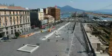 Clochard trovato morto in piazza Municipio a Napoli, ipotesi malore per il caldo