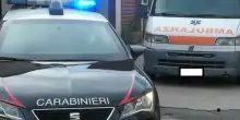 Rimane schiacciato dal veicolo che stava riparando, muore un 45enne