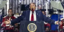Lo show della fidanzata del capo dell'Fbi e la ruota panoramica, comizio di Trump per i 250 anni Usa: &laquo;Sconfiggere il comunismo&raquo;