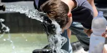 &laquo;Bastano 20 minuti in auto per morire&raquo;, allerta colpo di calore nei bambini. Sintomi e consigli dei pediatri