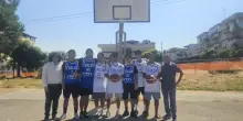 Campo senza canestri a Marano: maglie dell?Italia in regalo ai ragazzi dalla fondazione Vassallo e Federbasket