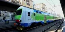 Milano, treno regionale con 300 passeggeri a bordo &laquo;bloccato sotto il sole senza aria condizionata&raquo;