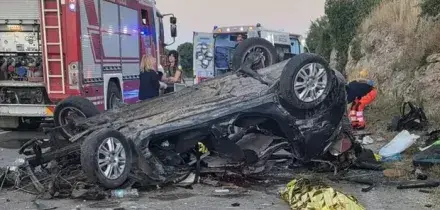 Auto finisce fuori strada all'alba, morte tre persone: sono due uomini e una donna