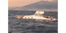 Torre del Greco, barca semiaffondata: quattro persone salvate dalla Guardia di Finanza