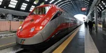 Trenitalia, attacco hacker. &laquo;Violati cellulari, dati e mail dei passeggeri&raquo;: il comunicato dell'azienda: attenti ai messaggi
