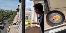 Caldo, a Parigi con 40 gradi si cucina sui tetti: i video virali di carne e uova cotte sotto al sole