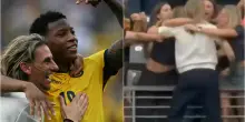 Beccacece, chi &egrave; il ct dell'Ecuador: l'esultanza alla Spider-man, il bacio in diretta con la moglie e il rock argentino