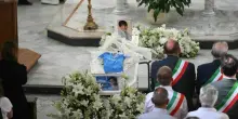 Christian Romano morto in minimoto, dolore ai funerali: sulla bara bianca una maglia del Napoli