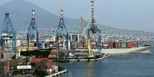 Incidente nel porto di Napoli durante lo spostamento dei container: grave un camionista