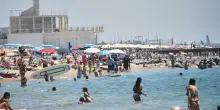 &laquo;Niente sole diretto dalle 11 alle 17. Entrare subito in acqua dopo mangiato? Ecco quando si pu&ograve;&raquo;. La guida per la spiaggia