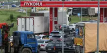 Russia, crisi carburante: chilometri di coda per fare benzina. Ma a Mosca serve per rifornire i droni Shahed