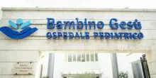 Bambino di 8 anni cade dal balcone, trasportato in elicottero in ospedale: &egrave; grave. La tragedia di fronte alla mamma: &laquo;Si &egrave; sporto troppo&raquo;
