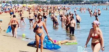 Bloccata e palpeggiata sulla spiaggia, l?aggressore inseguito dai bagnanti e consegnato alla polizia. Paura a San Benedetto