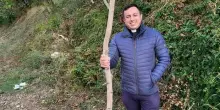 Parroco si schianta con l'auto contro il guardrail: era positivo alla cocaina. La difesa: &laquo;Ha ingerito la droga per sbaglio&raquo;