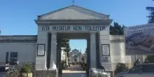 Custode del cimitero colpito alla testa con un attrezzo, caccia al dipendente di un'agenzia funebre: la lite per pochi euro