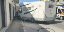 Camper sfonda la vetrina di un negozio vicino Teramo: paura a Giulianova, feriti tre turisti svizzeri