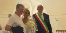Valentino Rossi, il pap&agrave; Graziano si &egrave; sposato con Ambra Arpino. Ma il pilota (che non voleva il matrimonio) non c'&egrave;