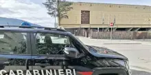 Tenta di strangolare la moglie di 82 anni, lite per 240mila euro: 85enne indagato per minacce e lesioni. Il caso a L'Aquila