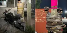Il "Batman" messicano, d&agrave; la caccia ai ladri di moto e poi li lega ai lampioni (con il nastro adesivo)