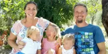 Famiglia nel bosco, i bambini affrontano i test scolastici: i genitori chiedono il loro rientro a casa