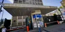 Bimbo di 11 anni travolto da un'auto mentre attraversa, individuato il pirata della strada