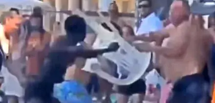 Uomo compie atti osceni sulla spiaggia e i bagnanti lo aggrediscono a colpi di sedia: l'episodio davanti ai bambini