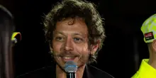 Valentino Rossi, il pap&agrave; Graziano si sposa ma il figlio non c'&eacute;: la battaglia legale con Ambra Arpino, cosa &egrave; successo