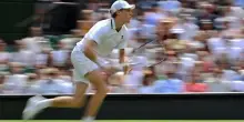 Sinner cade a Wimbledon, brutta caduta: movimento innaturale del ginocchio, paura per Jannik. Cosa &egrave; successo