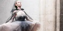 Eleonora Abbagnato compie 48 anni. L'ex fidanzato etoile, la famiglia allargata, il bullismo, le minacce, il rapporto col corpo: &laquo;Ci lanciavano sedie se non eravamo magre&raquo;