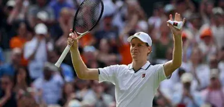 ?Sinner batte Kecmanovic in 5 set e avanza a Wimbledon: la caduta, il sangue e la rimonta, ecco come ha vinto Jannik