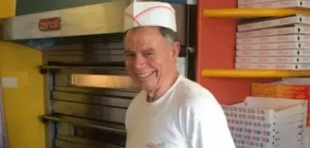 Reggio Emilia, pizzaiolo ucciso a coltellate da un cliente che non voleva pagare: Raffaele Stipa aveva 61 anni, arrestato il killer. Grave la sorella