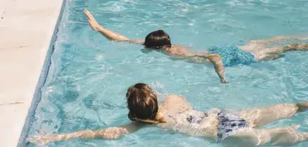 Pompa di cloro esplode nella piscina di un centro estivo: quattro bambini in ospedale