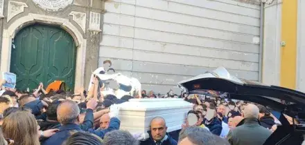 Matteo Carfora morto a Maddaloni cadendo dal terzo piano: spuntano tracce di sangue sospette