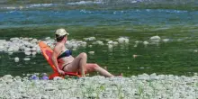 Prende il sole in topless sul fiume, multata dai vigili ?perch&eacute; si vedeva dal ponte?. Il ricorso: &laquo;Per me &egrave; libert&agrave;&raquo;