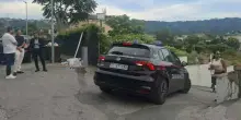 Calpesta un cavo scoperto, operaio muore folgorato mentre lavora in giardino