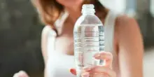 ?Imballaggi di plastica addio, dalla cauzione sulle bottiglie al ban del multipack: tutto quello che cambia per i consumatori italiani