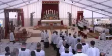 Lefebvriani, lo "scisma" in diretta streaming: la cerimonia delle ordinazioni episcopali dopo l'appello di Papa Leone
