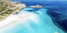 Spiagge a numero chiuso in Italia, dalla Baia del Silenzio alla Sardegna: quali sono, quanto costano e come prenotare