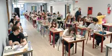 ?Maturit&agrave; 2026, gli "orrori" nell'esame scritto: &laquo;l?Italia &egrave; una Monarchia&raquo;, &laquo;in parlamento c?&egrave; la Camera dei Detenuti&raquo;, &laquo;Hitler autore del Minecraft&raquo;