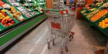 Le cambiano turno al supermercato ma lei rifiuta, madre che assiste il figlio minorenne disabile fa ricorso e vince