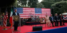Villa Taverna, oggi il ricevimento per l?Independence day. FdI ci sar&agrave;: Meloni ci pensa, no di Schlein