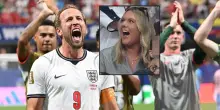 Harry Kane, il bacio con moglie sugli spalti. Chi &egrave; Katie, i 4 figli, l'alimentazione e la passione per il golf
