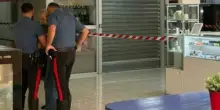 Rapina alla gioielleria del centro commerciale in provincia di Napoli con tentato omicidio, scattano cinque fermi