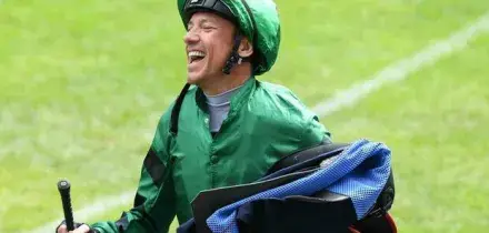 Frankie Dettori, grave incidente per il fantino: l'auto si ribalta. &laquo;Trasportato d'urgenza in ospedale, ha diverse costole rotte&raquo;