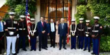 Villa Taverna, menu made in Usa (tra hamburger e birra), dress code leggero e il risiko gli invitati