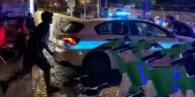 Roma, gruppo di maranza assale auto della polizia locale: due agenti feriti durante la festa di compleanno