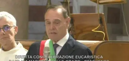 Mastella: &laquo;A tutti chiedo di pregare per me. Anche io sono malato, spero di farcela&raquo;. L'annuncio in chiesa