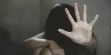 Catania, tenta di strangolare la fidanzata: le amiche in videochiamata vedono tutto e danno l'allarme: 30enne arrestato, il padre in carcere per tentato femminicidio