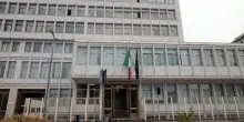 Caserta, colpisce sei volte con una mannaia l'avventore di un bar alla testa: 58enne arrestato per tentato omicidio